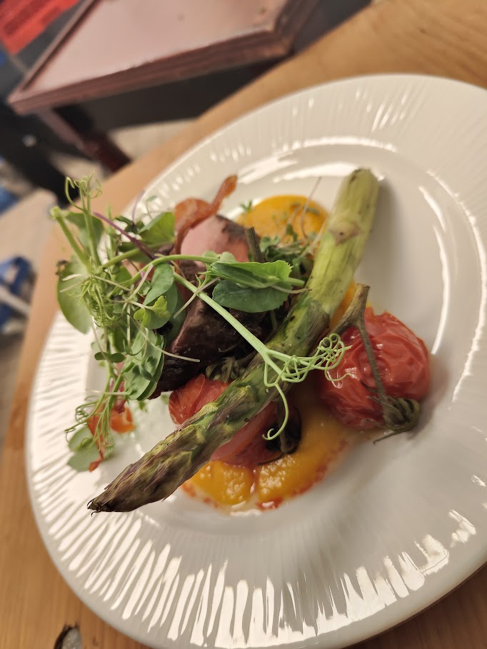 Hovedret med okse og asparges