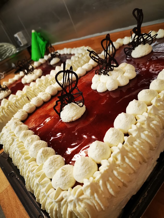 Stor lagkage med fløde og bær